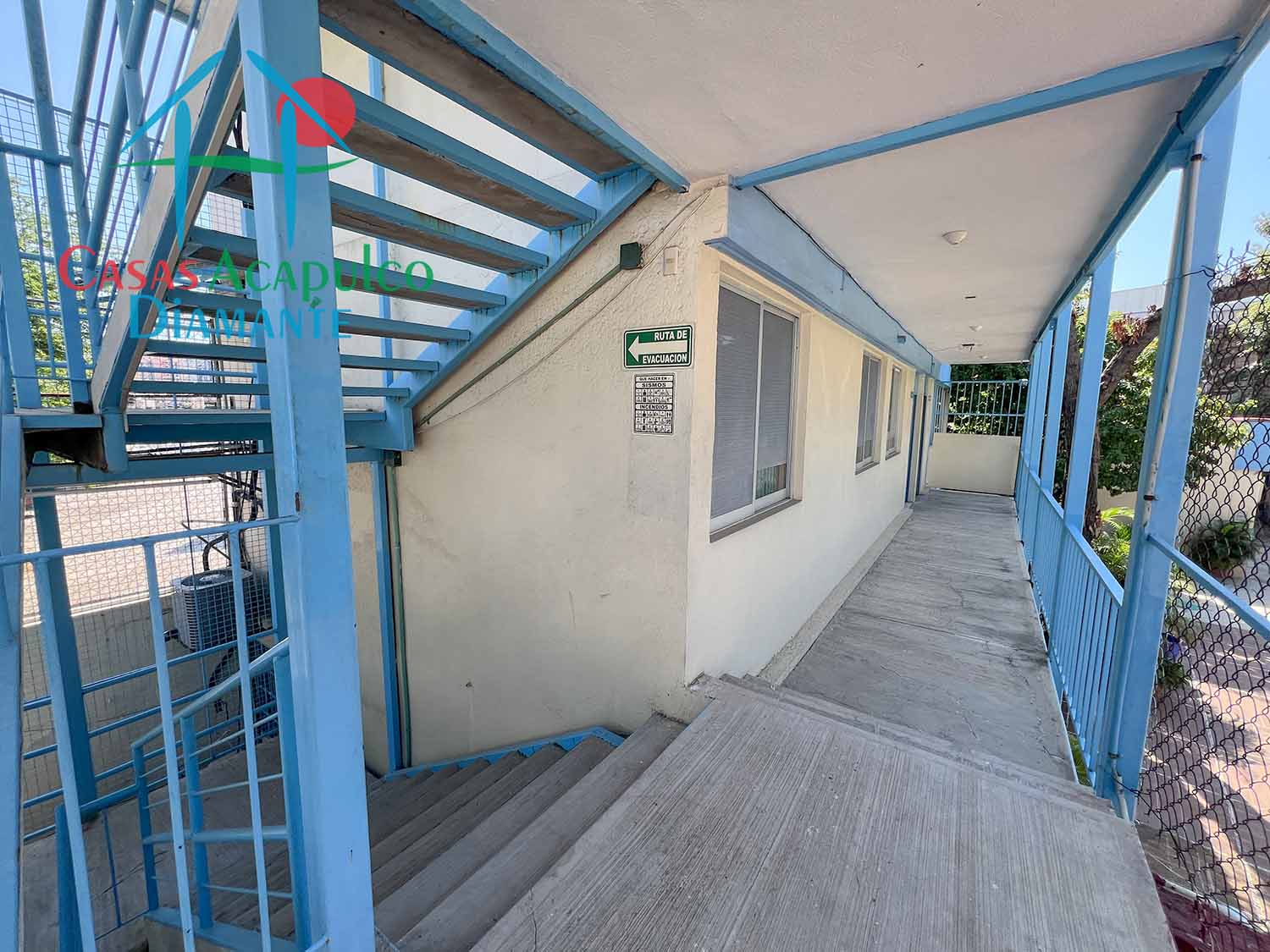 Centro Escolar La Paz sección secundaria - Pasillos salones 3